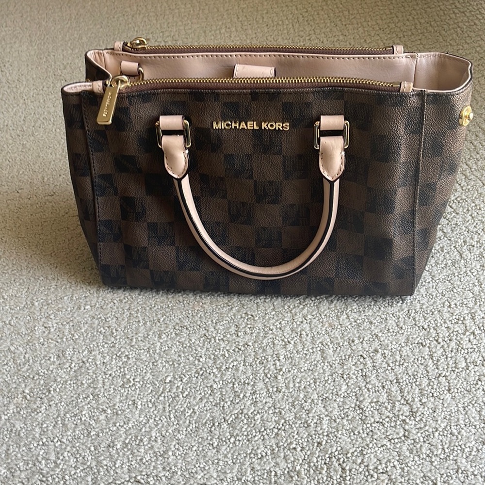 Small handbag, with handles, several compartments, gently used